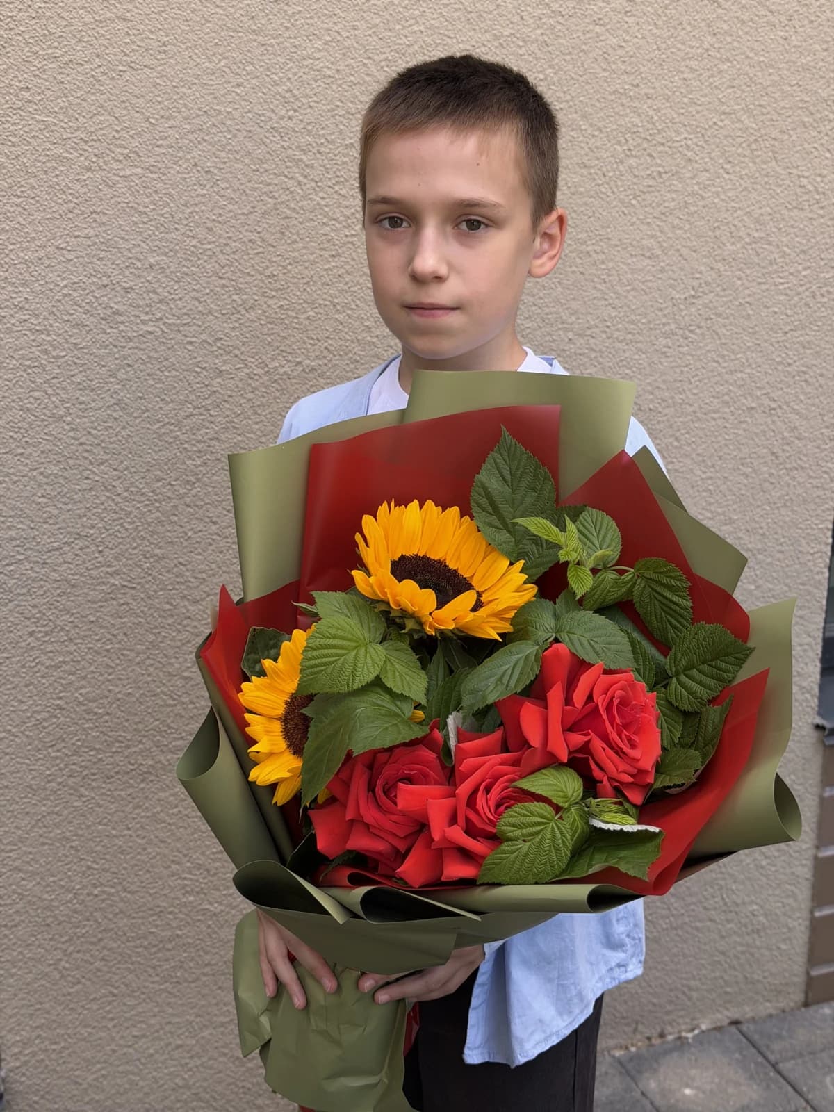 Малина на солнце — букет с розами Нина и подсолнухами
