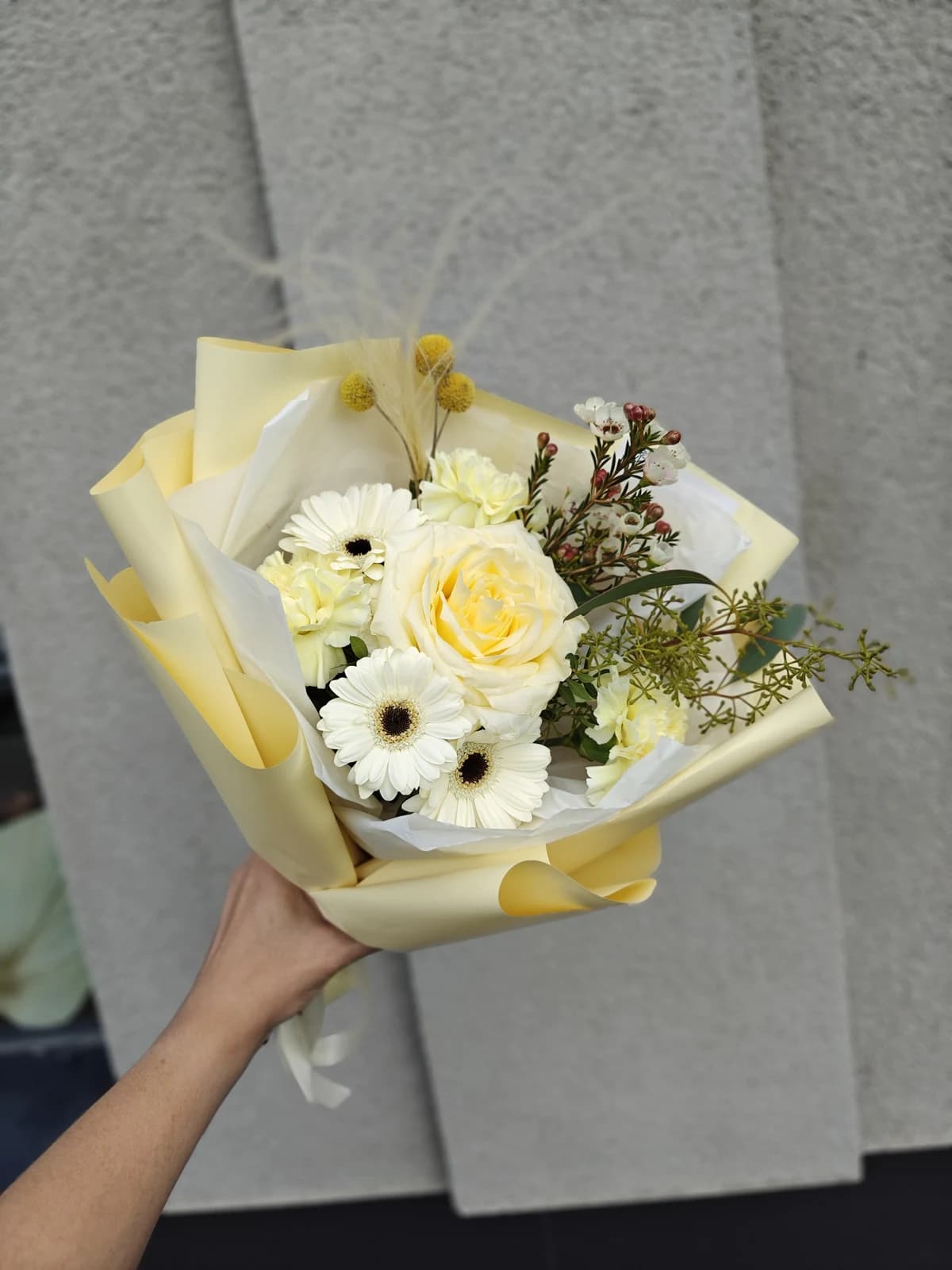 Жёлтый вальс — букет с пионовидной розой и герберами — дополнительный ракурс 2